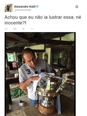 Alexandre Kalil, presidente do Atlético-MG lustra taça da Copa do Brasil (Foto: Reprodução/Twitter)