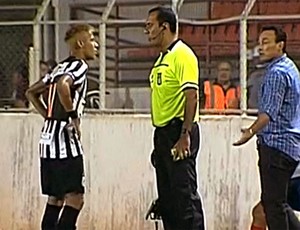 FRAME Neymar bate boca com técnico do Ituano (Foto: Reprodução)