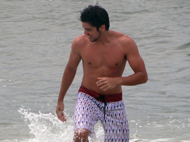 Rodrigo Simas na água, após a gravação (Foto: Malhação / TV Globo)