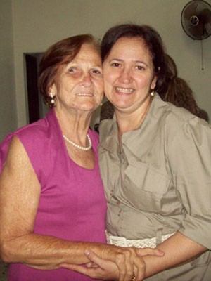 A aposentada Luci com a filha, Celma Menezes: família não consegue mudar endereço do telefone (Foto: Arquivo Pessoal)