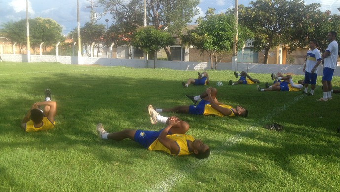 Jogadores do Palmas fazem exercício de alongamento no CT do clube em dia de treino (Foto: Camila Rodrigues/GloboEsporte.com)