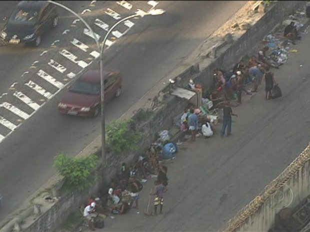 Consumidores de crack são flagrados na Ilha do Governador nesta segunda (29). (Foto: Reprodução / TV Globo)