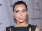 Decotão de Kim Kardashian chama atenção em evento de beleza