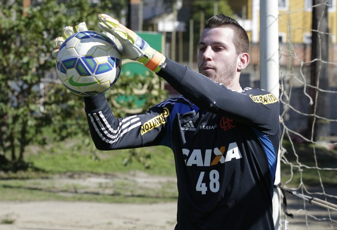 Paulo Victor treinou no campo nesta sexta-feira (Foto: Gilvan de Souza / Flamengo)