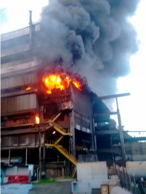 Fogo atingiu prédio da empresa Vale, em Simões Filho (Foto: Divulgação/ Corpo de Bombeiros)