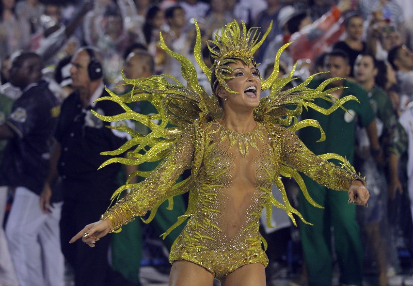 A cantora Cláudia Leitte deixou de lado o carnaval de Salvador para liderar a bateria da Mocidade no desfile da Sapucaí