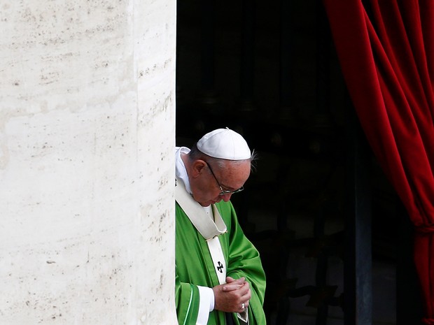Papa reza missa na manhã deste domingo (12) no Vaticano (Foto: REUTERS/Tony Gentile)