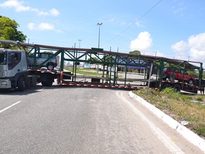 Caminhão cegonha interditou BR-230 em João Pessoa (Foto: Walter Paparazzo/G1)