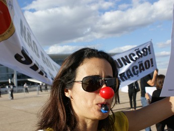 Manifestante durante ato de protesto diante do Palácio do Planalto (Foto: Vianey Bentes / TV Globo) Manifestante durante ato de protesto diante do Palácio do Planalto (Foto: Vianey Bentes / TV Globo)