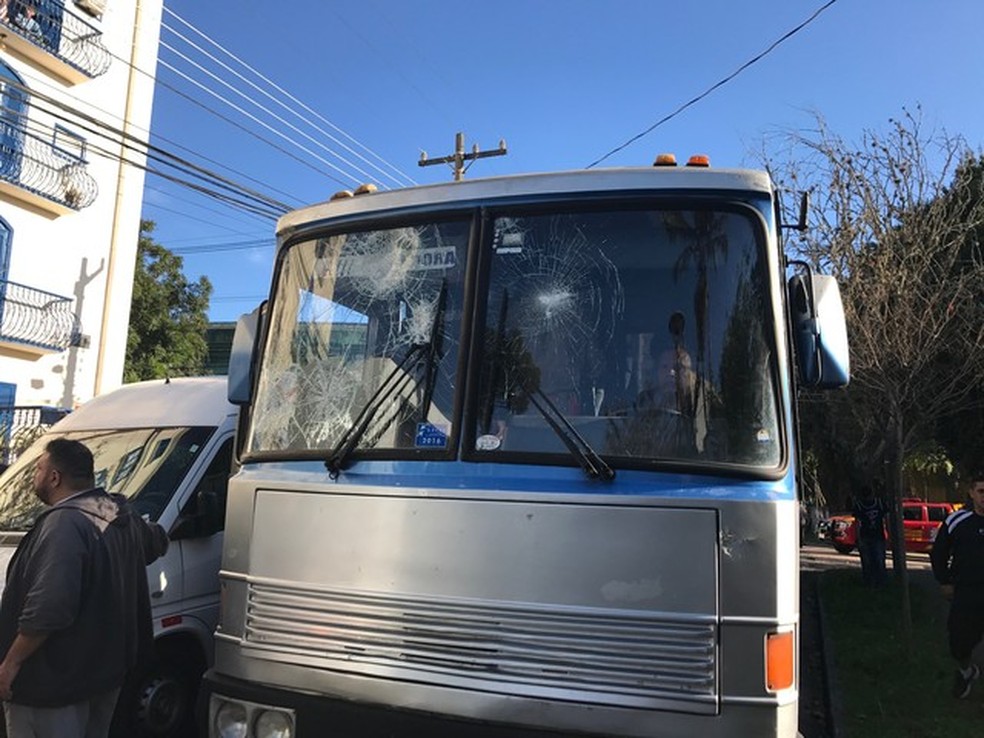 &Ocirc;nibus da torcida do Corinthians que foi apedrejado (Foto: Bruno Cassucci)