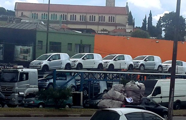 Volkswagen up! é flagrado à caminho das lojas em São Paulo (Foto: Helio Danilo)