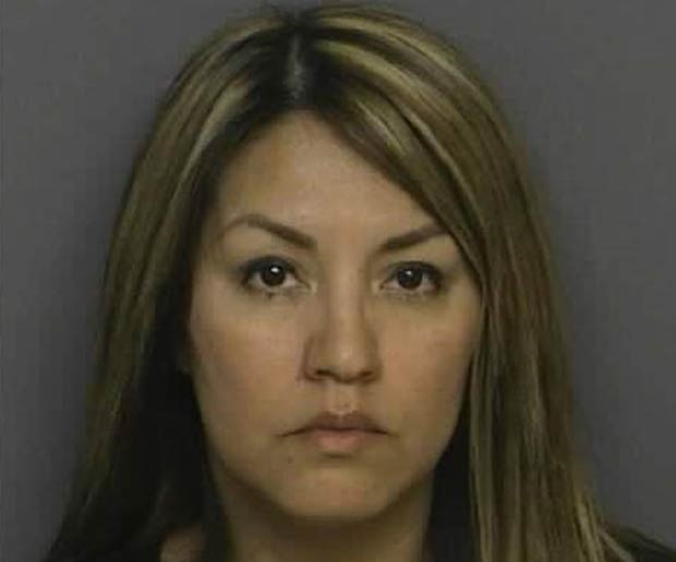 Em abril de 2011, Sylvia Aranda, na época com 37 anos, foi presa na cidade de Surprise, no estado do Arizona (EUA), acusada de ter atropelado a própria filha após uma discussão. A filha sofreu apenas ferimentos leves.  (Foto: Divulgação)