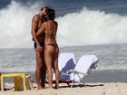 Giba troca beijos com a mulher em dia de praia no Rio