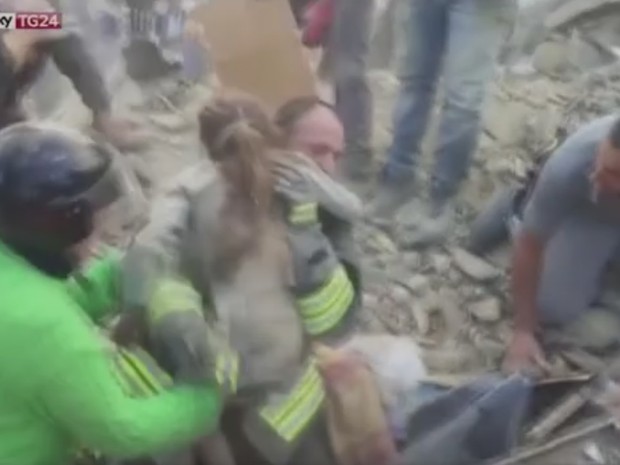 Menina de 10 anos foi retirada com vida dos escombros em Pescara del Tronto, na It谩lia (Foto: Reprodu莽茫o/TV Globo)