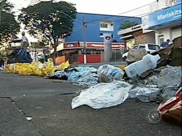 Rua ficou tomada de lixo depois de festa e confusão (Foto: Reprodução/ TV TEM)