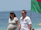 Herson Capri caminha em orla do Rio com sua mulher, grávida de 9 meses