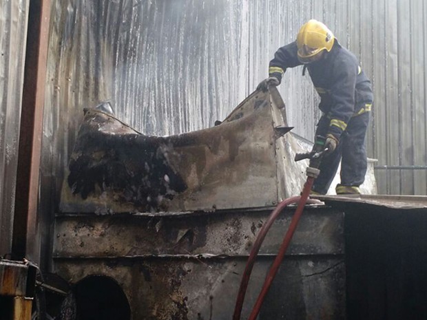 Bombeiro em depósito de loja durante ação contra fogo (Foto: Corpo de Bombeiros/Divulgação)