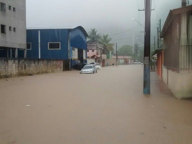 Rua é tomada pela água no bairro Perequê-açu em Ubatuba (Foto:  Fabio Bala/ Arquivo Pessoal)
