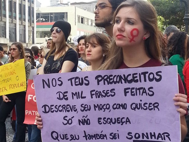Manifestantes marcharam com faixas e cartazes pelas principais ruas de Curitba (Foto: Fernanda Fraga /ÓTV)