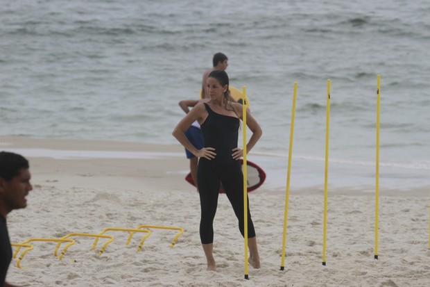 Danielle Winits se exercita na praia (Foto: Dilson Silva / AgNews)