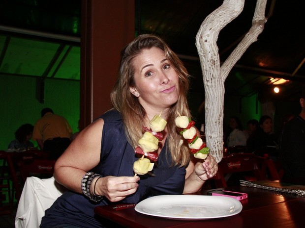 Andréia Sorvetão em restaurante no Rio (Foto: Isac Luz/ EGO)