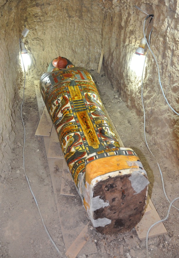SarcÃ³fago de madeira tem cores vivas e foi achado em tumba que poderia ser do Terceiro PerÃ­odo IntermediÃ¡rio (1075 a 664 a.C.), em Luxor, no Egito (Foto: STRINGER/EGYPTIAN ANTIQUITIES MINISTRY/AFP)
