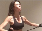 Luciana Gimenez mostra braço musculoso durante exercício de pilates