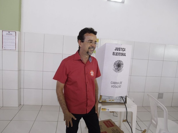 Fernando Mineiro (PT) votou por volta das 10h15 na Associação de Moradores do Conjunto Cidade Satélite