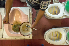 Restaurante na Indonésia serve comida em vasos sanitários (Foto: Suryo Wibowo/AFP) Restaurante na Indonésia serve comida em vasos sanitários (Foto: Suryo Wibowo/AFP)