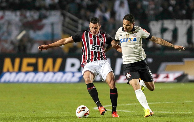 Lucio e Guerrero, Corinthians x São Paulo - final Recopa (Foto: AFP)