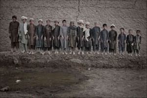 Meninos costumavam trabalhar na plantação de ópio no Afeganistão (uso único, não reaproveitar) (Foto: Mauricio Lima)