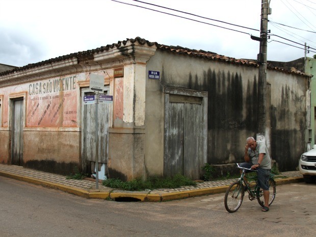 Prédio comercial antigo no centro de Cáceres, dentro de área reconhecida como patrimônio histórico nacional (Foto: Felipe Mascarelli/Arquivo Pessoal)