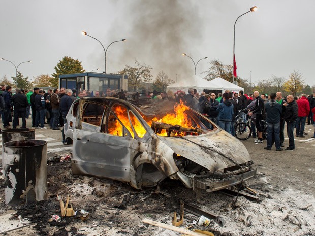 Auto Esporte Funcionários da Ford queimam carro em protesto na Bélgica