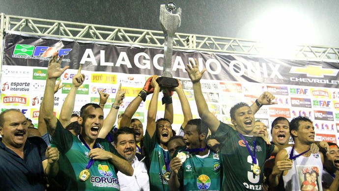 Jogadores do Coruripe levantam a taça do Alagoano (Foto: Ailton Cruz/ Gazeta de Alagoas)