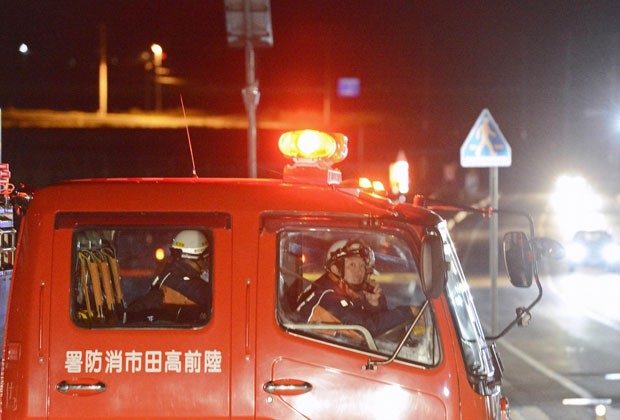Bombeiros se preparam para evacuar moradores após terremoto no Japão nesta sexta-feira (7) (Foto: Reuters)