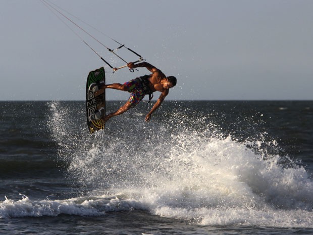 O surfista Ken Ruiz pratica kitesurf na praia de Bocagrande, em Cartagena, na Colômbia (Foto: Joaquin Sarmiento/Reuters)