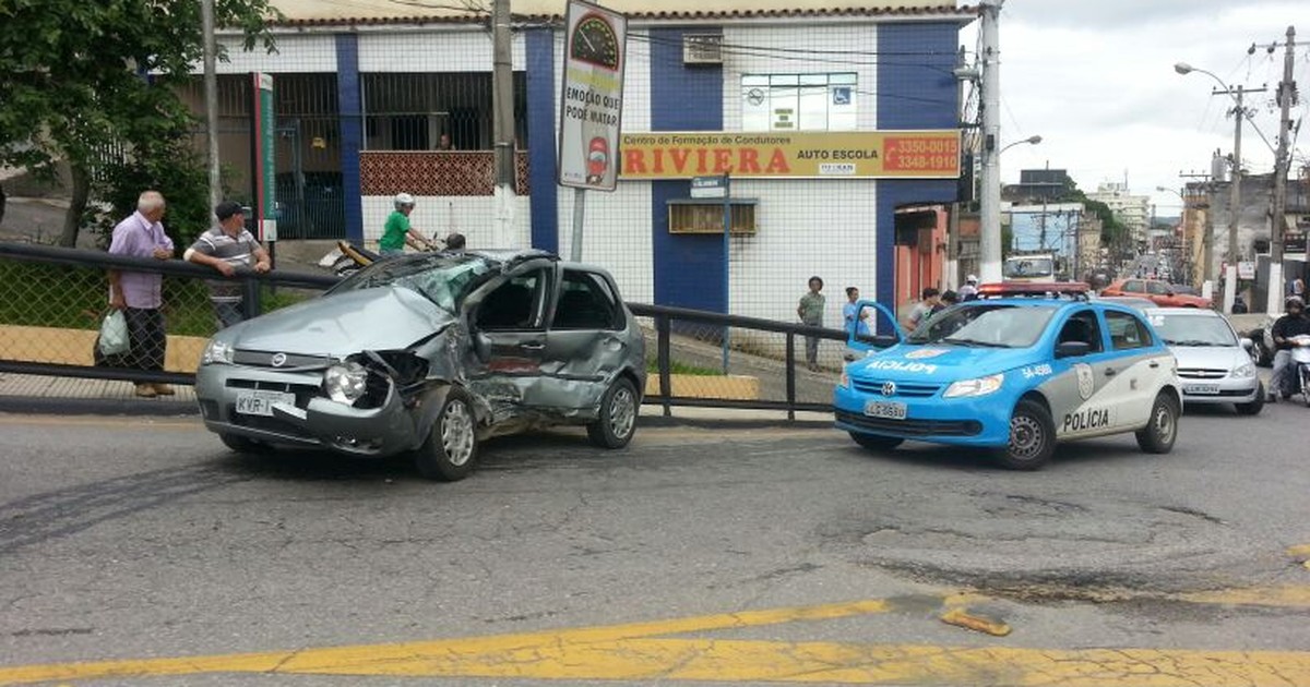 G1 Colisão entre carro e micro ônibus deixa um ferido em Volta