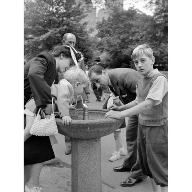 Família em bebedouro no Central Park, em Nova York, em 1942 (Foto: Arquivo Nacional dos EUA)