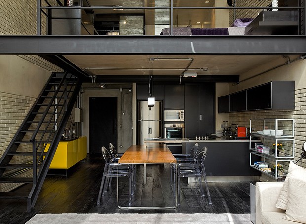 Os tons preto e cinza predominam este apê de 100 m², no estilo dos lofts nova-iorquinos (Foto: Divulgação)