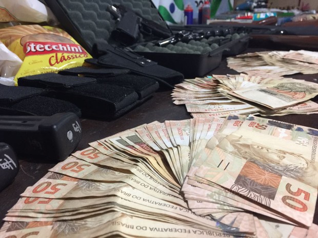 Foram apreendidos R$ 8 mil em espécie (Foto: Divulgação / Polícia Civil)
