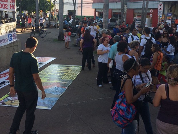 Protesto ocorreu nesta quarta-feira (8), na PraÃ§a Ipiranga, no Centro de CuiabÃ¡ (Foto: AndrÃ© Souza/G1)