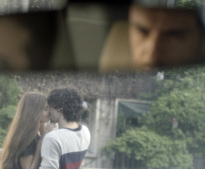 Angel e Guilherme se beijam e Alex fica com ciúmes (Foto: TV Globo) Angel e Guilherme se beijam e Alex fica com ciúmes (Foto: TV Globo)