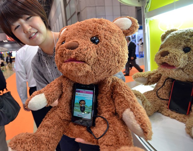 Já o ursinho 'Cocolo Bear' usa o iPhone do dono para poder falar mais de 600 palavras para o seu dono (Foto: Yoshikazu Tsuno/AFP)