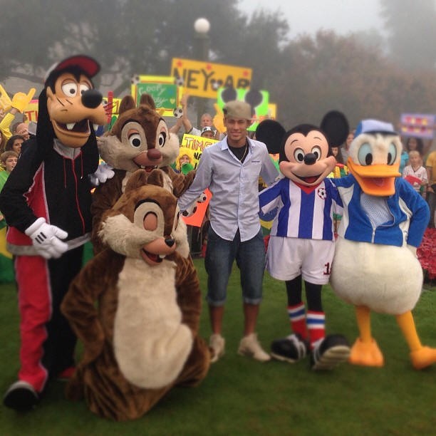 Neymar posta foto ao lado dos craques da Disney (Foto: Reprodução / Instagram)