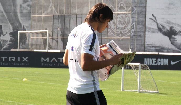 No Corinthians, Romero lê jornal até em campo para melhorar português