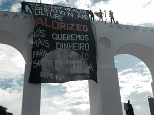 Faixa de protesto foi colocada nos Arcos da Lapa, no Rio, nesta quinta-feira (12), dia da estreia da Copa no Brasil (Foto: Daniel Silveira/ G1)