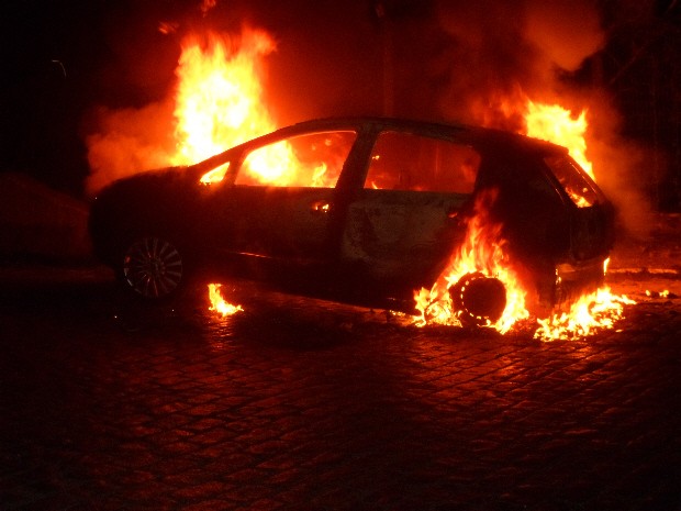 Carro é incendiado por criminosos em Cubatão, SP (Foto: Rosane Dantas/Arquivo Pessoal)