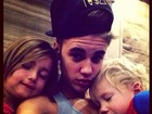 Fofos! Justin Bieber posta foto com os irmãos