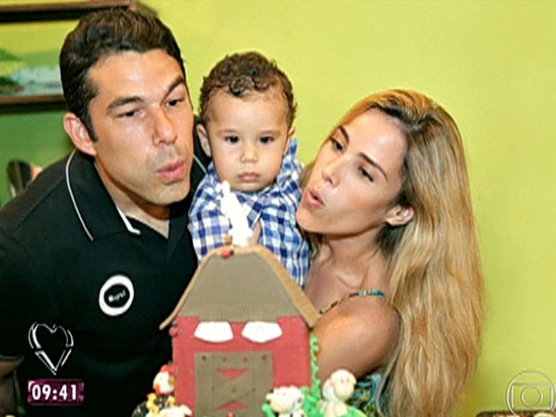 Wanessa com o marido e o filho, no aniversário de um ano: 'Ele está impossível' (Foto: Mais Você / TV Globo)