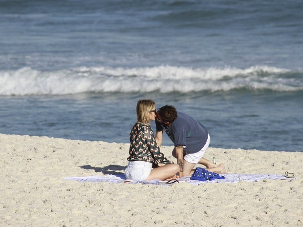 Juliana Didone namora na praia da Barra (Foto: Dilson Silva / AgNews)